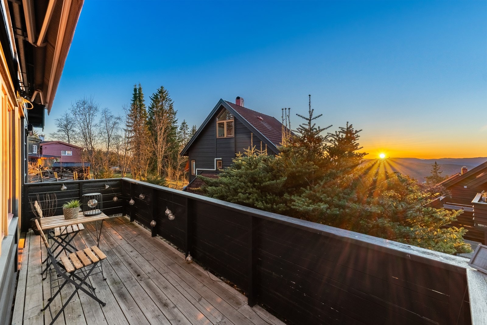 Balkong og utsikt ved solnedgang Galleribilde