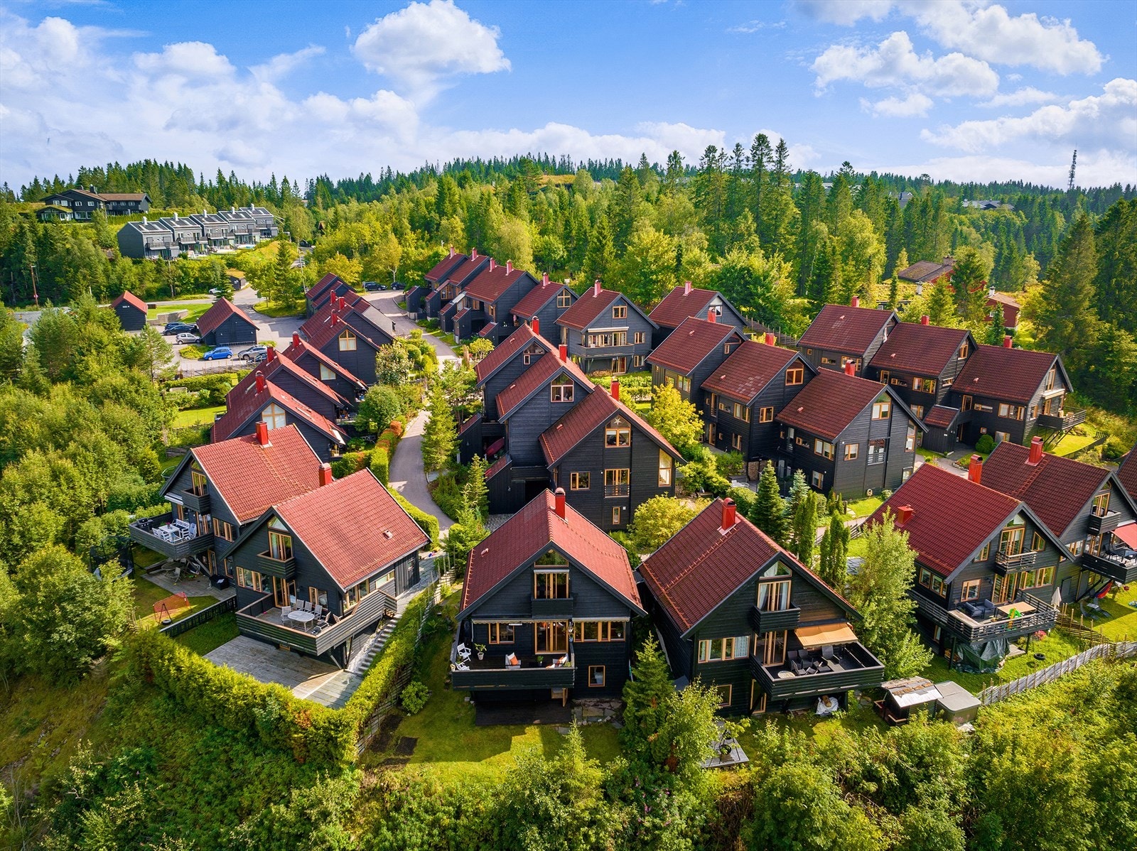 Et populært prosjekt tegnet av arkitekt Kari Nissen Brodtkorb. Husene er plassert slik at de får maksimalt med sol og utsikt. Skjermet og naturskjønt, noe som som gjør området spesielt attraktivt Galleribilde