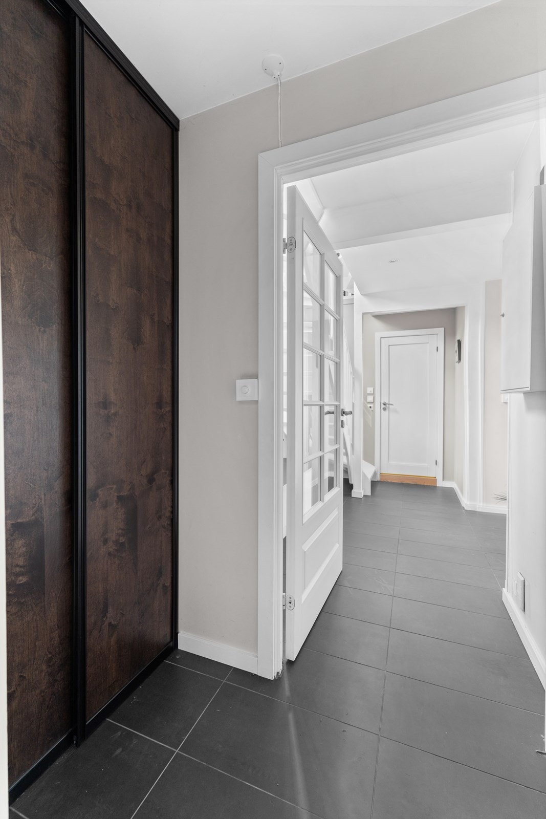 Entré i 1. etasje med flislagt gulv og skyvedørsgarderobe. Ytterdør med Yale doorman (kodelås) Galleribilde