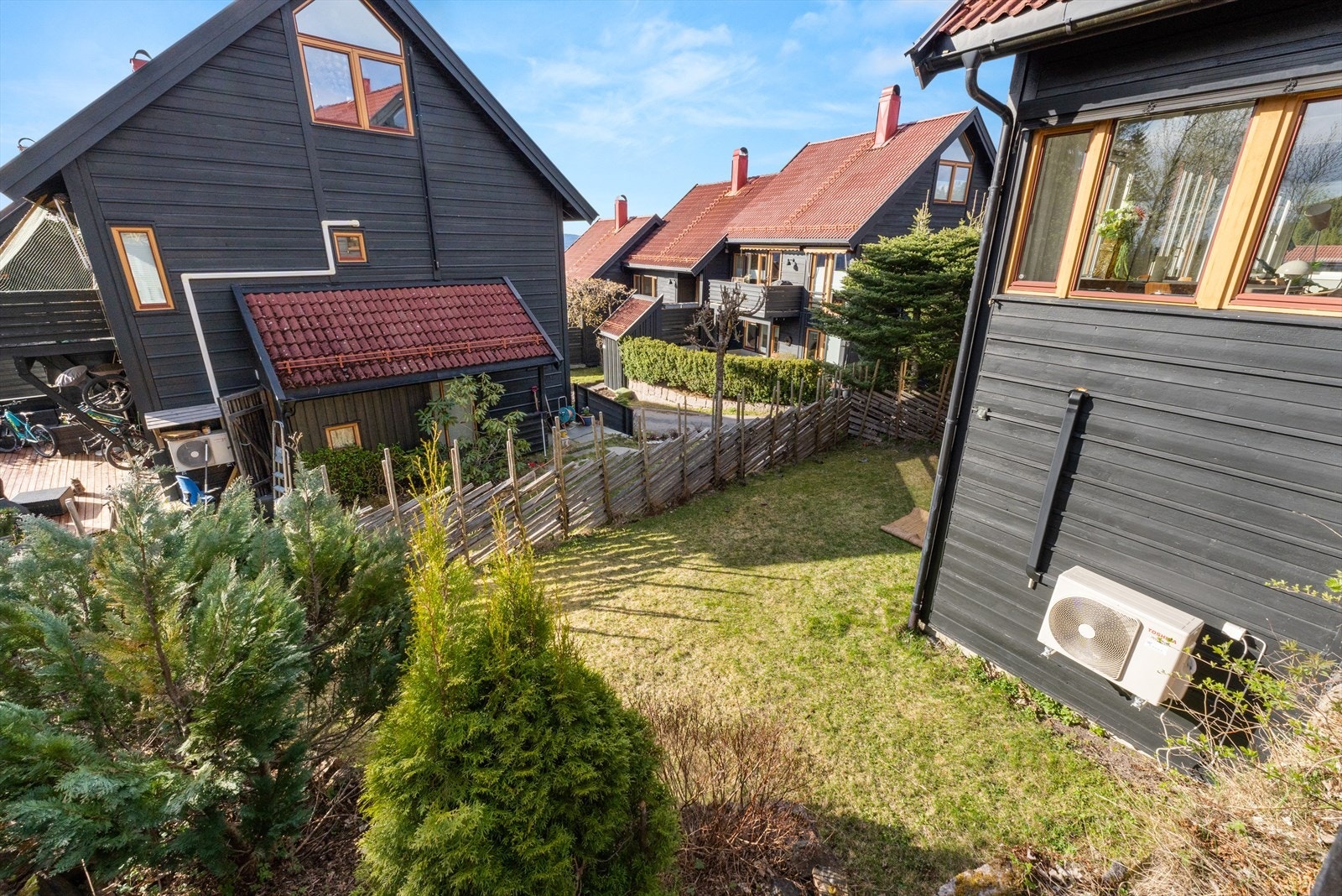 Fra terrassen har man utsyn mot hagen Galleribilde