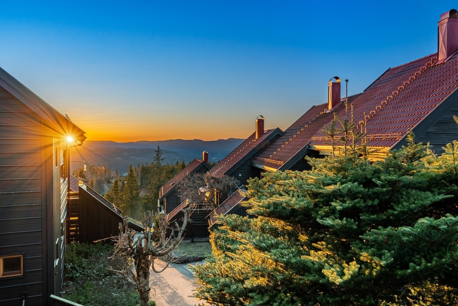 Eventyrlige omgivelser med nydelige solnedganger og utsikt over grendas tak. Rett ved Nordmarka med milevis av tur- og skimuligheter rett utenfor døren Galleribilde