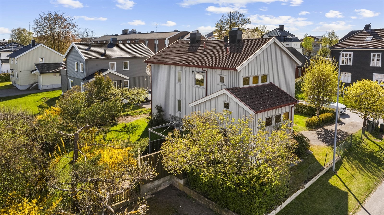 Huset er en hel, horisontaldelt tomannsbolig. Galleribilde