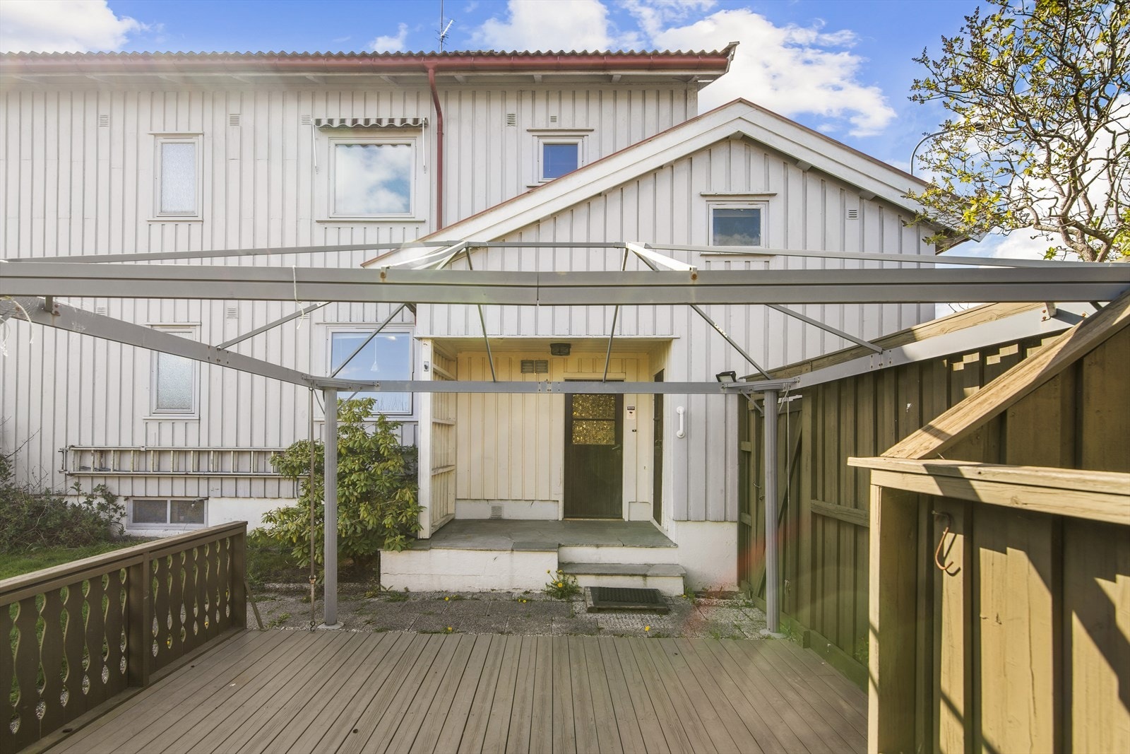 Her ser vi innganspartiet på baksiden som har sin egen terrasse mot bakhagen. Galleribilde