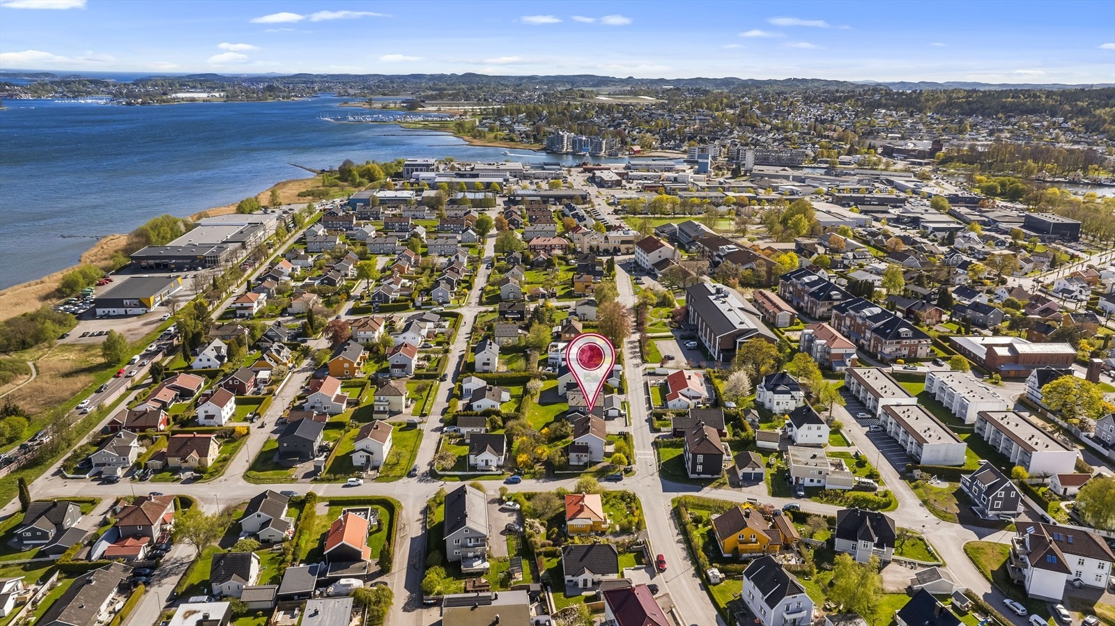 Populære møteplasser som brygga og Slottsfjellet er bare en spasertur unna. Galleribilde