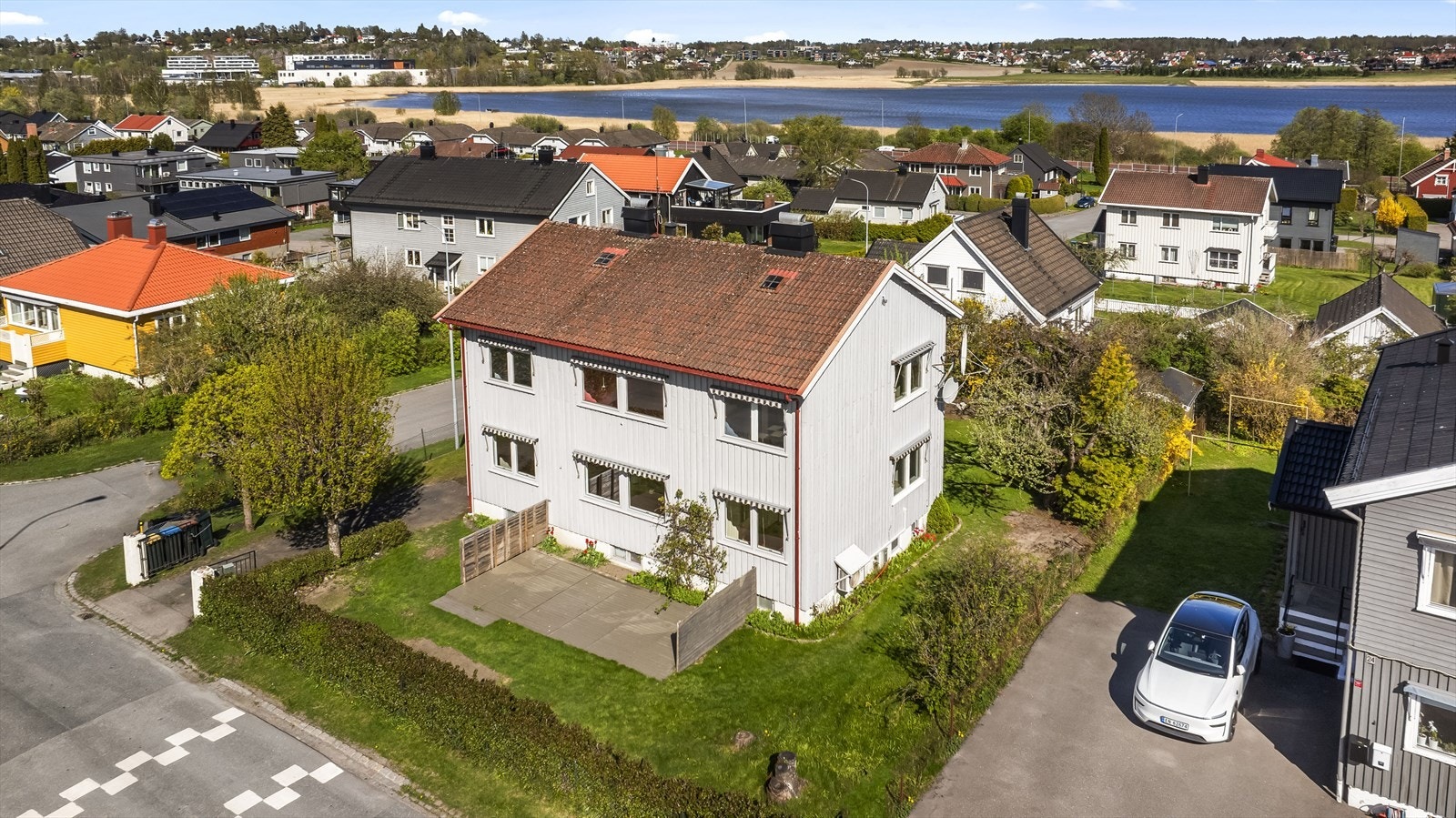 I tillegg til de to hovedetasjene byr huset på en svært rommelig kjeller og et stort loft. Galleribilde
