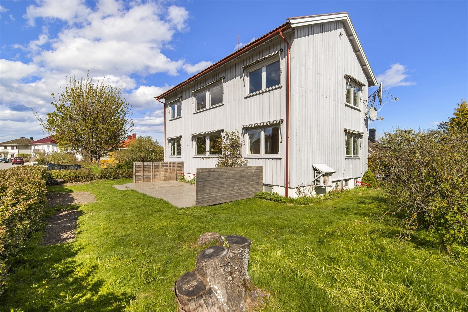 Hagen på fremsiden har kveldssolen på sin side. Galleribilde