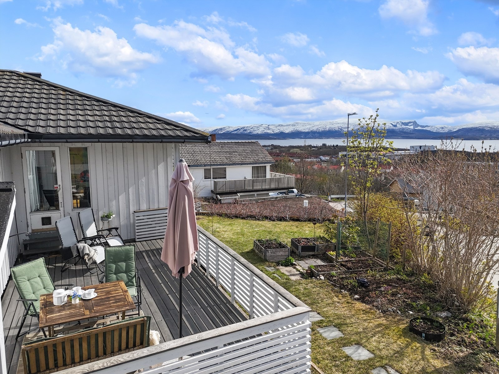 Fra eiendommen er det utsikt over Saltenfjorden og Børvasstindan i sør. Galleribilde