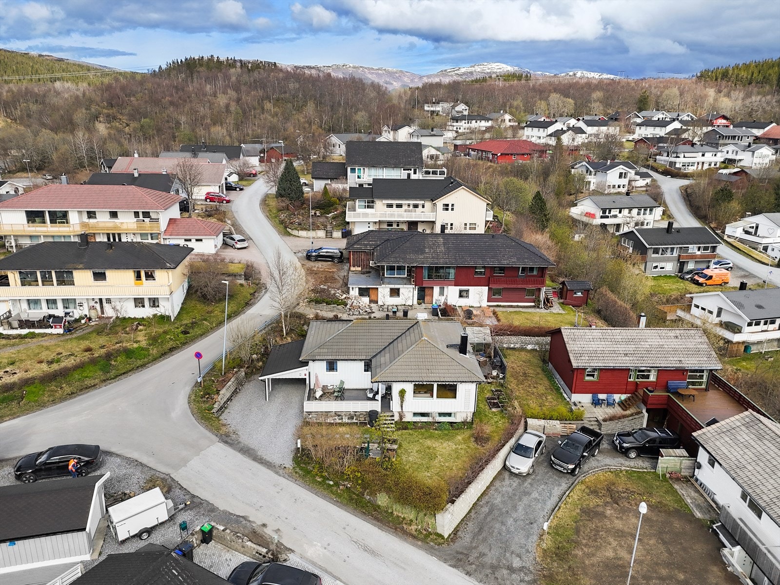 Eiendommen ligger gunstig til i boligområde like ved barnehager, skoler, Nord universitet og naturen. Galleribilde