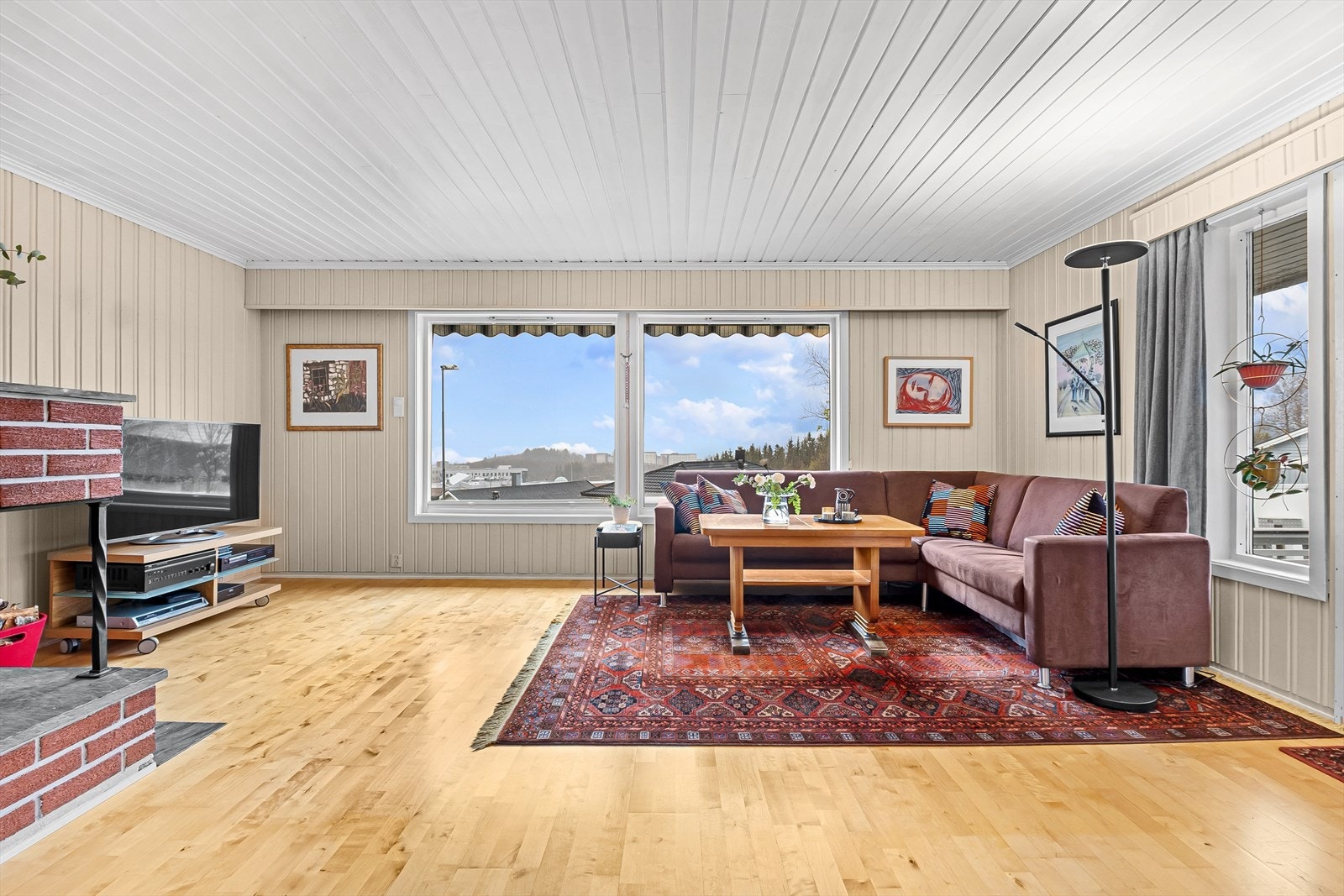Stuen egner seg som boligens naturlige samlingspunkt for familie og venner. Galleribilde