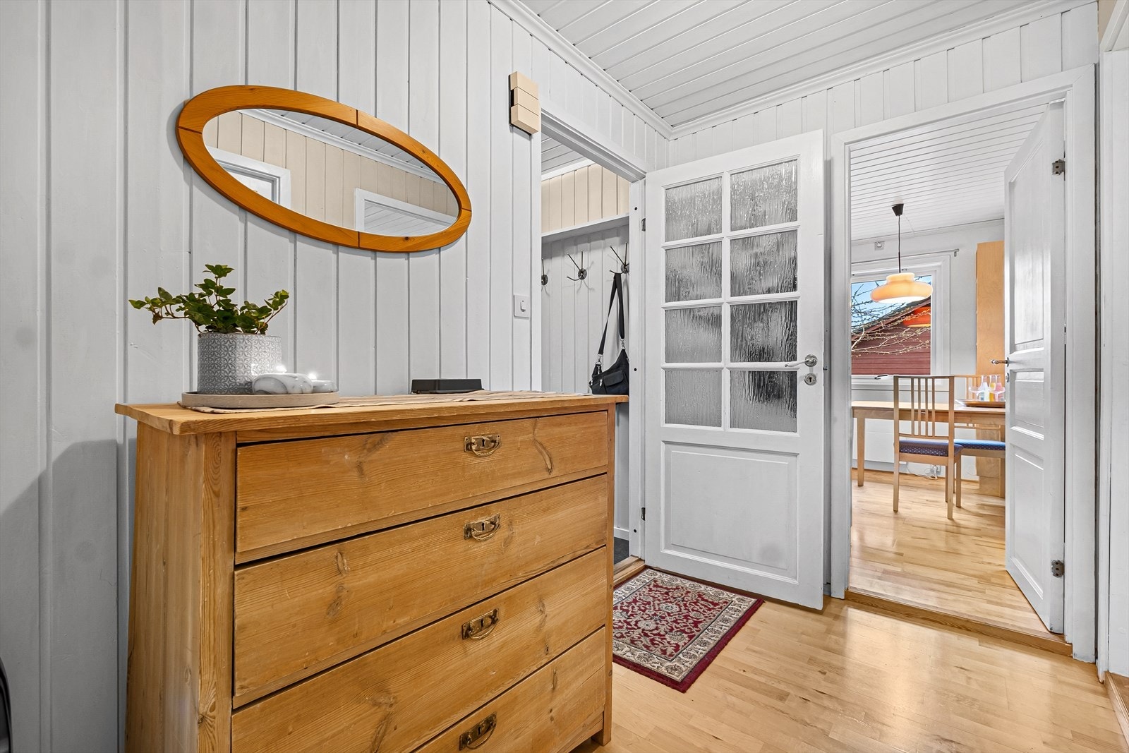 Gangen leder deg videre til resten av boligen. Galleribilde