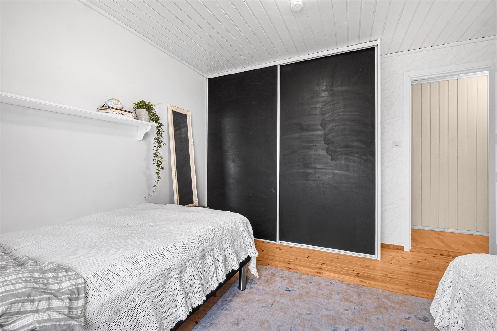 Praktisk skyvedørsgarderobe med "tavledører". Galleribilde