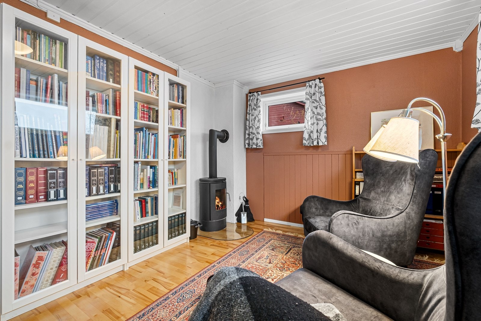 I kjelleren er det en romslig kjellerstue (ikke omsøkt) med peisovn. Galleribilde