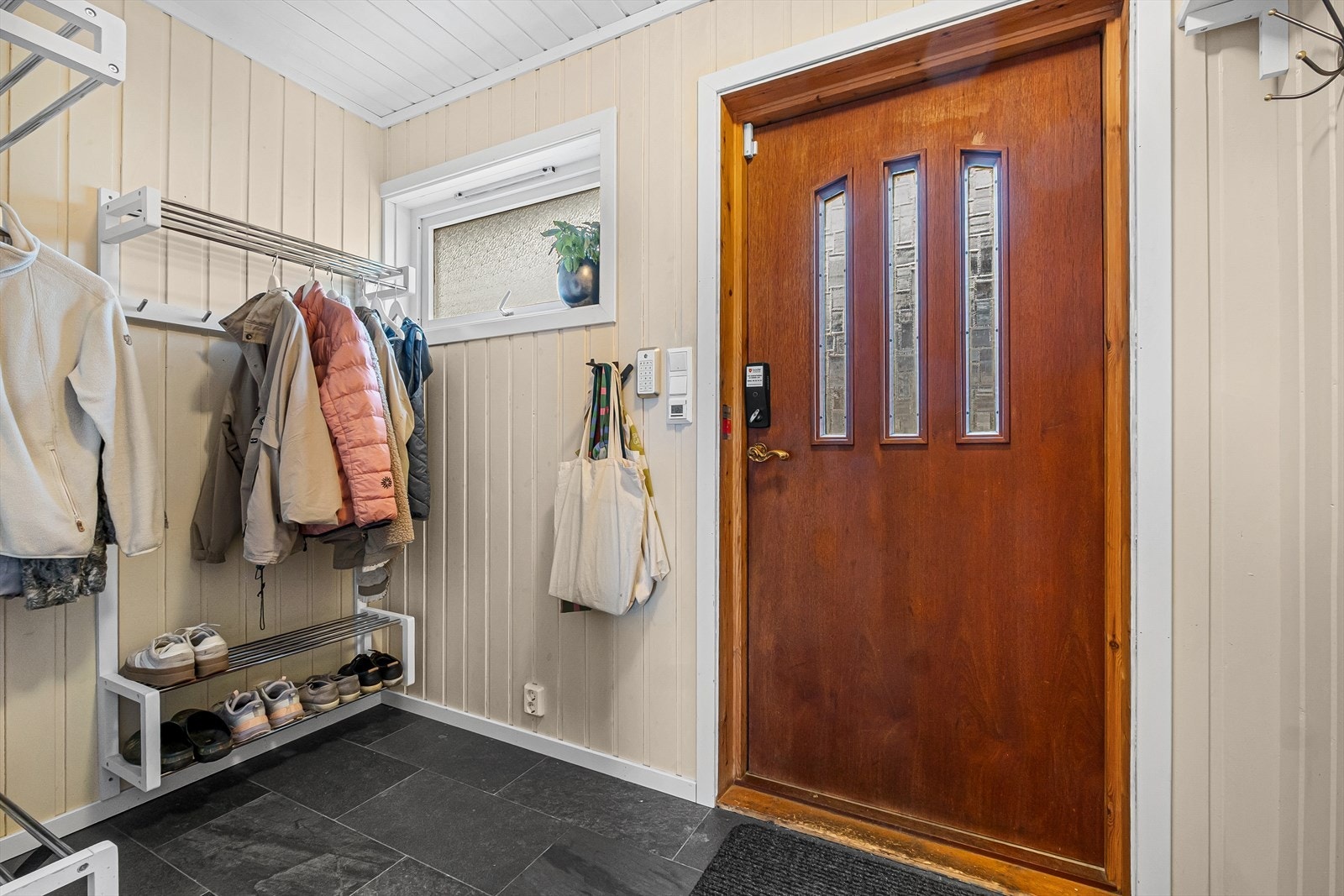 Vindfanget har god plass til yttertøy og sko. Galleribilde