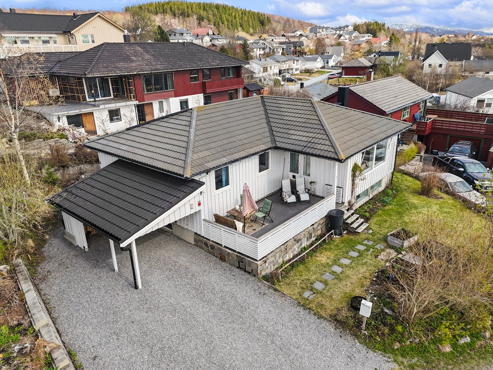 Boligen ligger på en hjørnetomt, som er både godt utnyttet og pent opparbeidet. Galleribilde