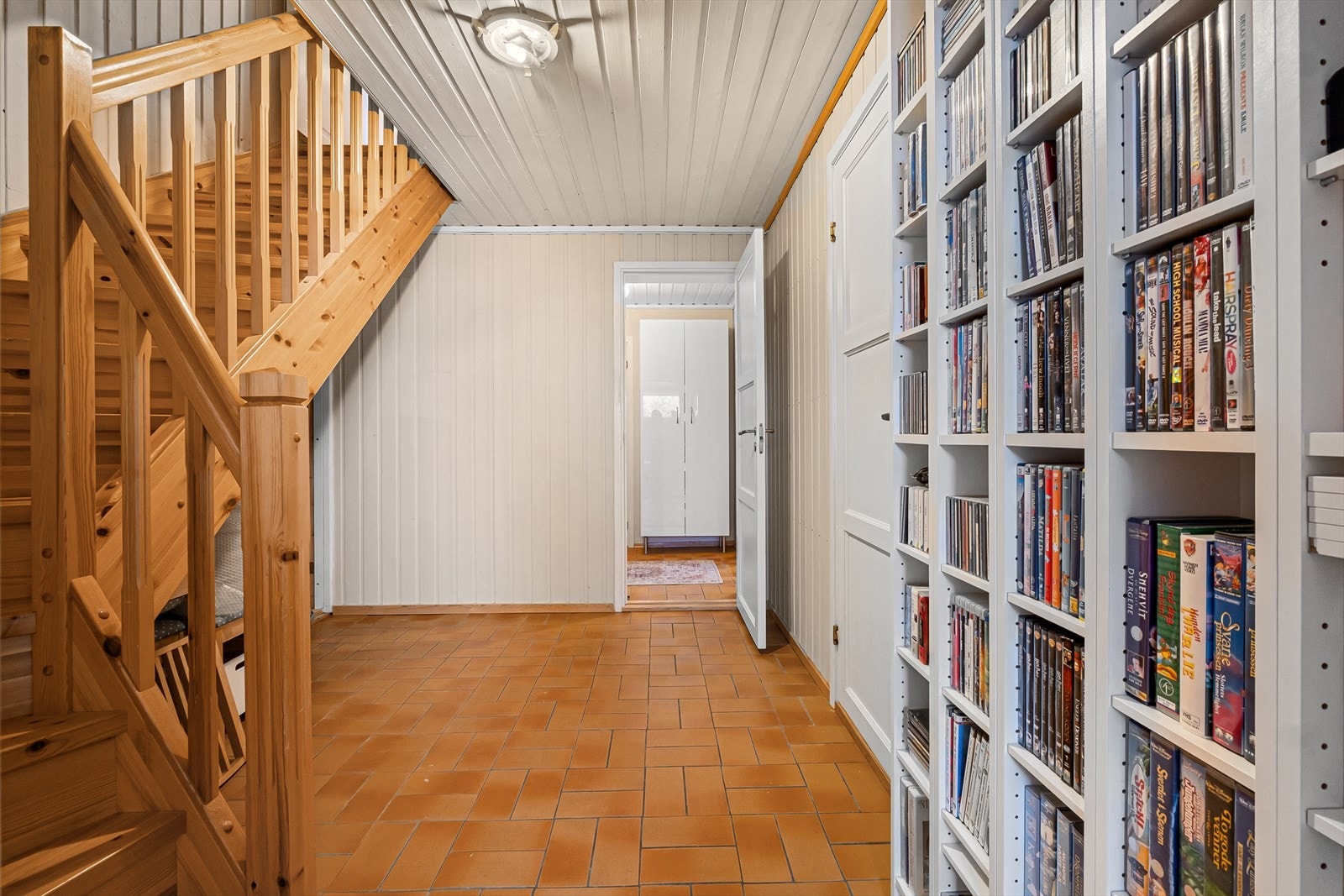 En lakkert tretrapp forbinder de to etasjene. Galleribilde