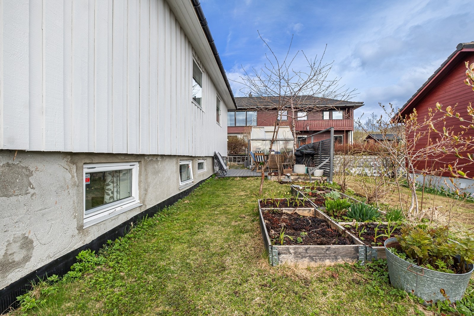 Hagen består av plenarealer og er beplantet med varierte planter og vekster. Galleribilde