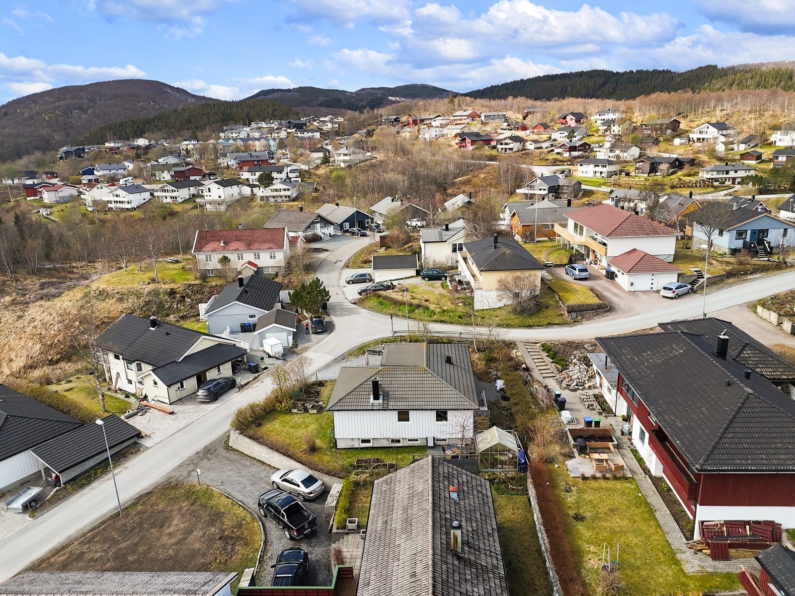 Nærmeste dagligvarebutikk er Coop Extra Mørkved, når du på kun 8 minutter. Galleribilde
