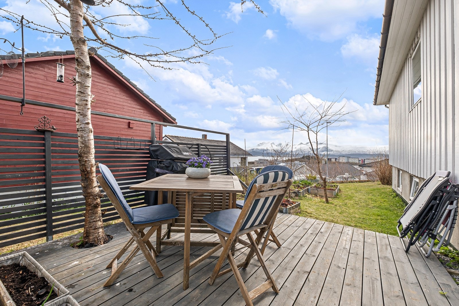 I tillegg til terrassen er det en platting på baksiden av huset. Galleribilde