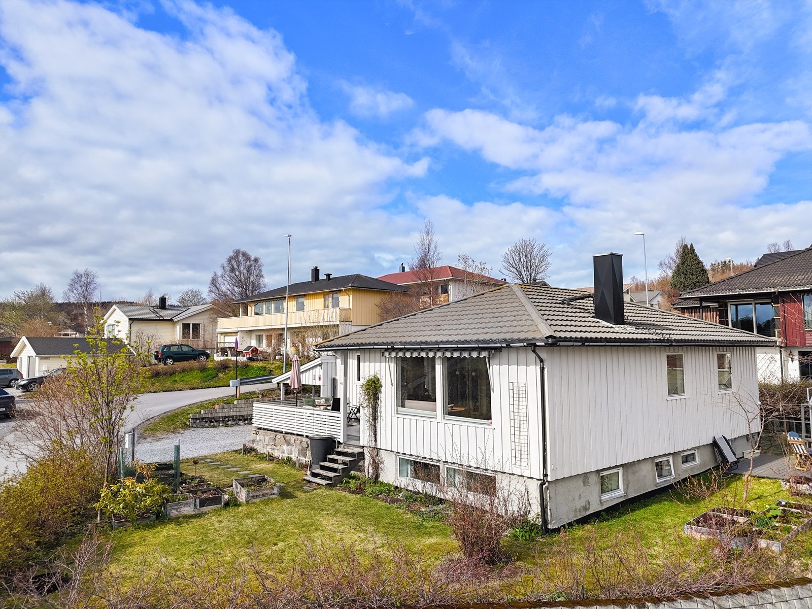 Hjørnetomt som er pent opparbeidet. Galleribilde