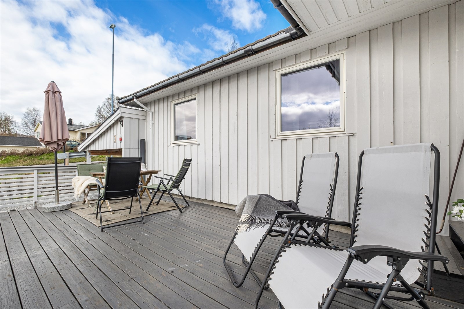 Terrassen har god plass til utemøbler og grill. Galleribilde