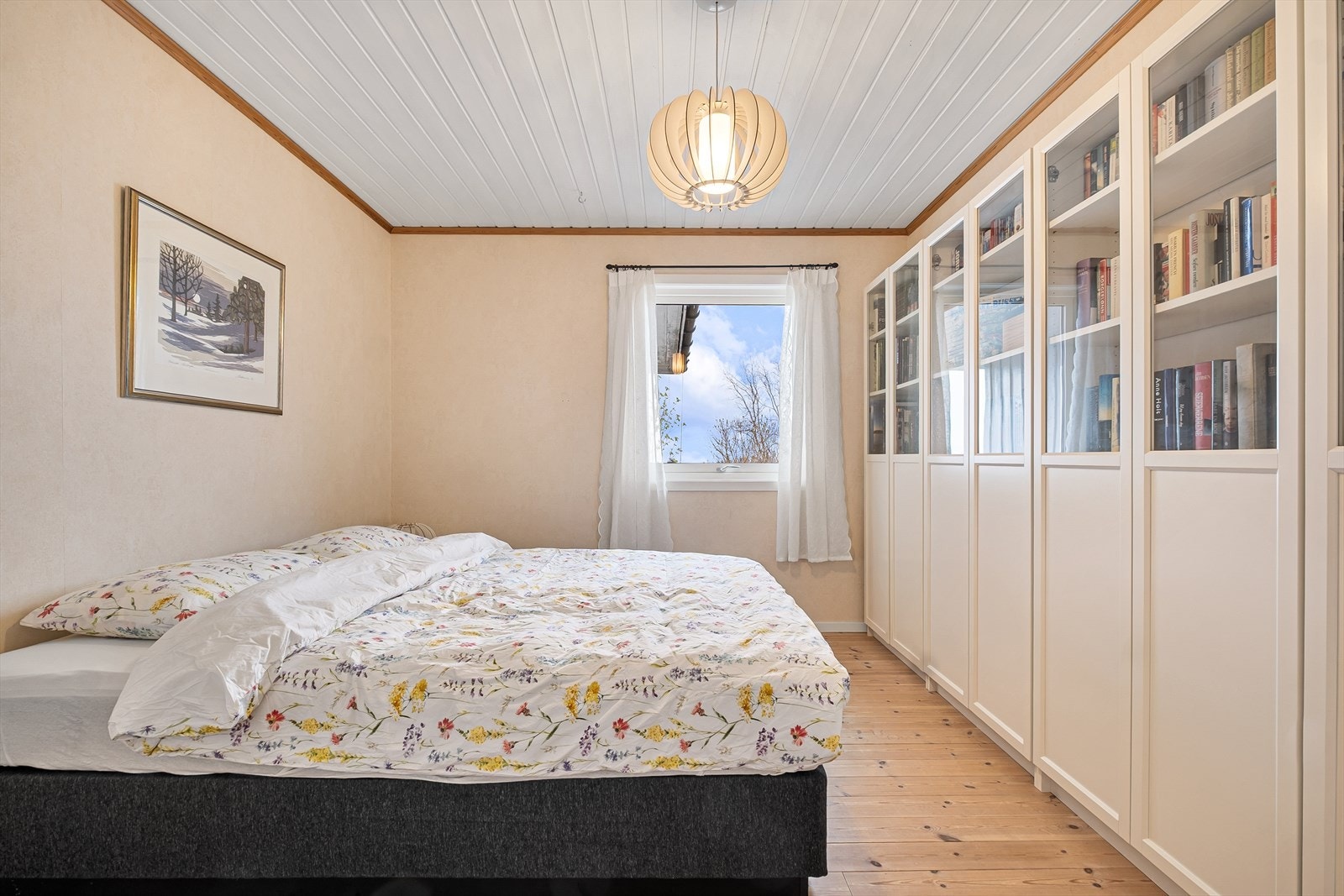 Hovedsoverommet har god plass til dobbeltseng og rikelig med garderobeskap. Galleribilde