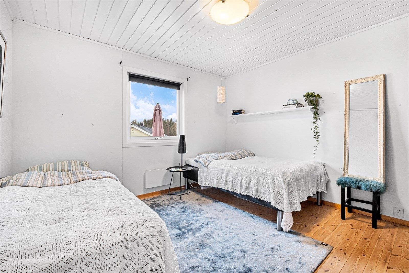 Soverommene er praktisk plassert i boligens første etasje. Galleribilde