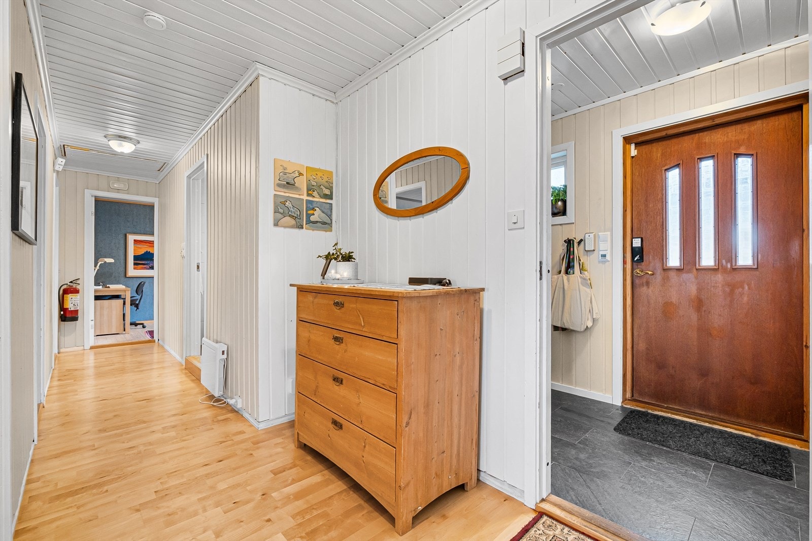 Gangen binder sammen soverommene og oppholdsrommene i første etasje. Galleribilde