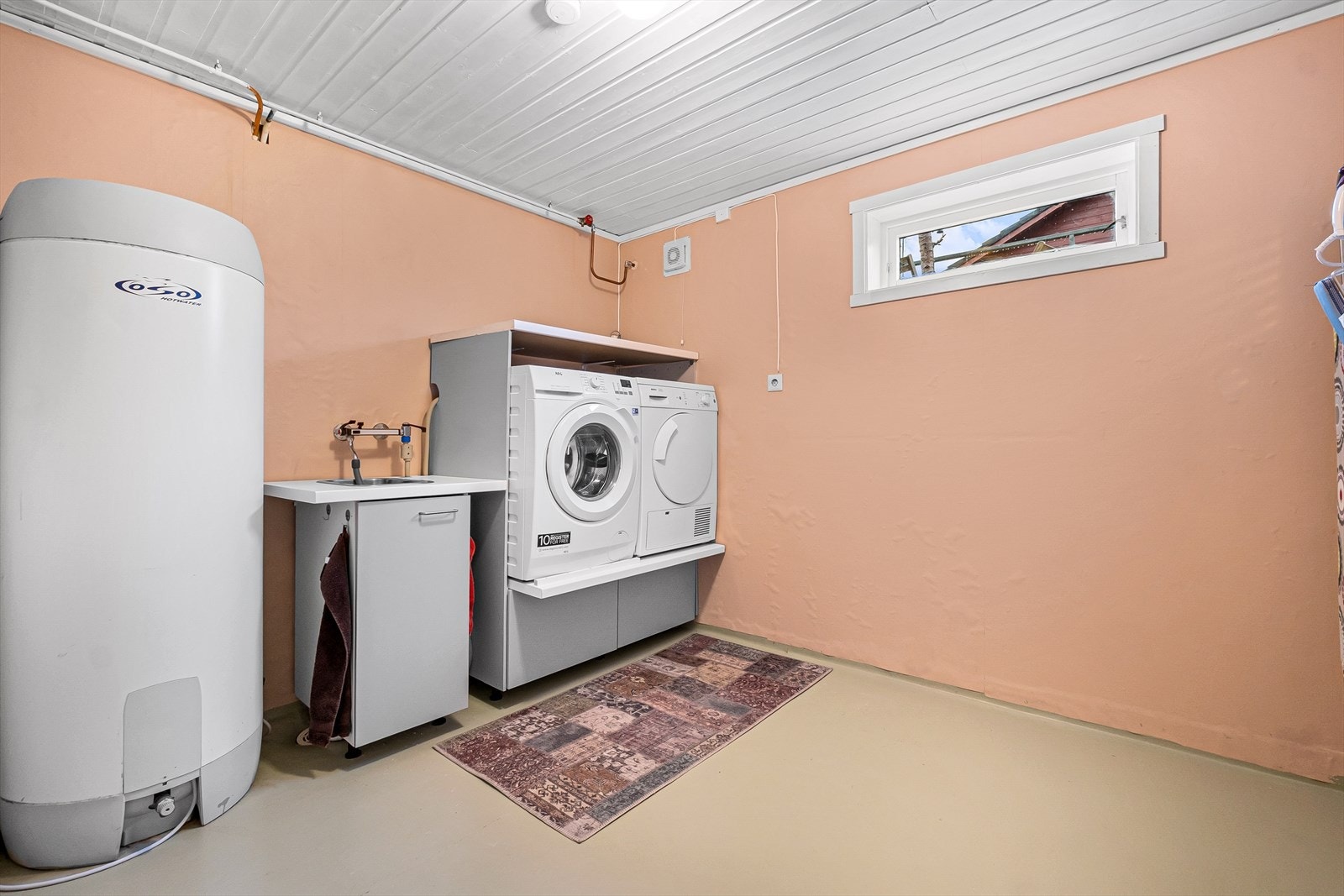 Varmtvannsberederen på 300 liter er fra 2006 og plassert på vaskerommet. Galleribilde