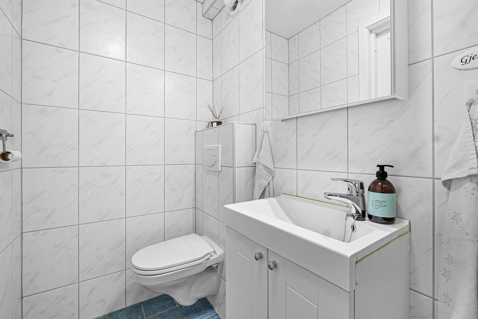 Badet i underetasjen ble etablert i 2006 (ikke omsøkt) og har vegghengt toalett. Galleribilde