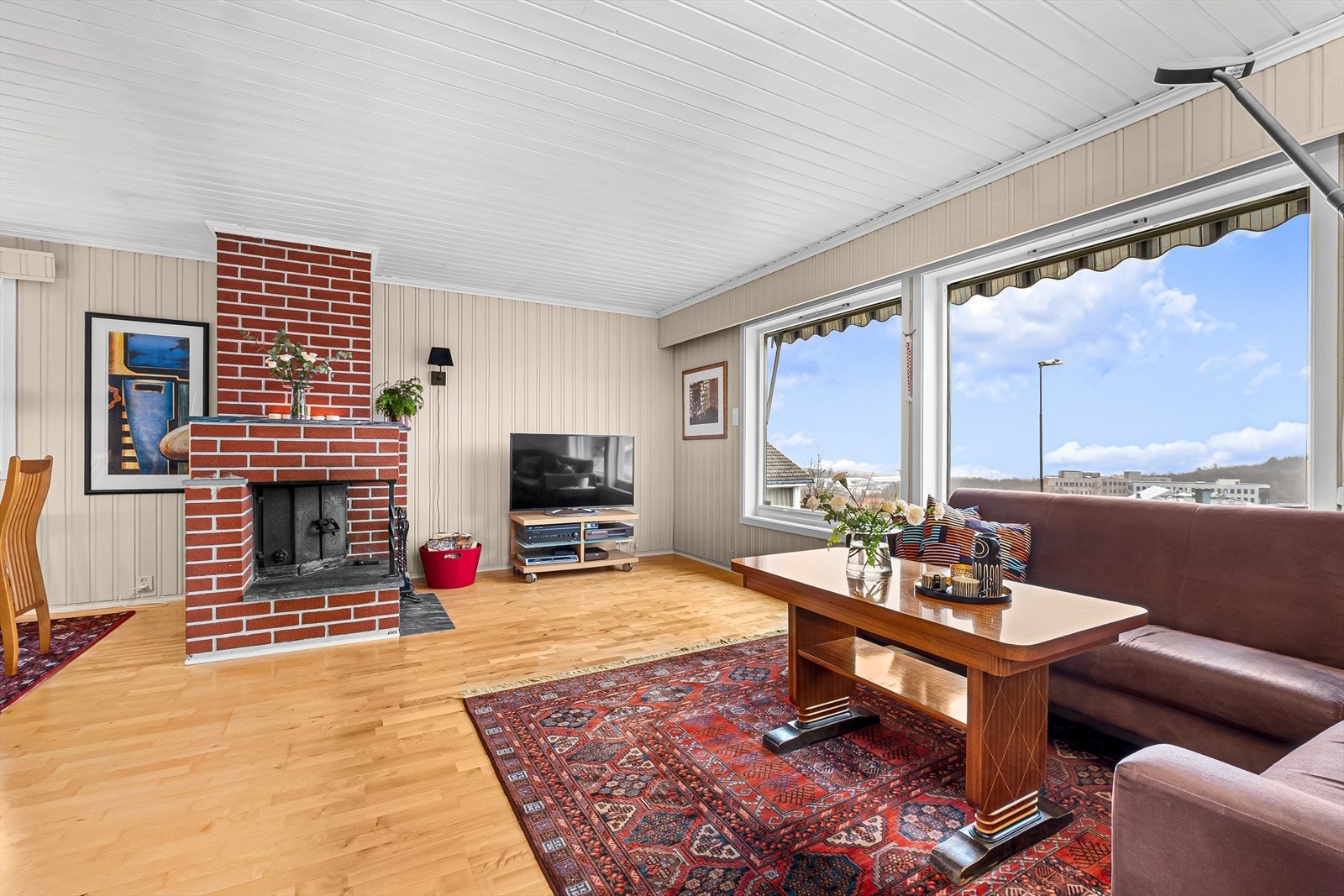 Store gode vindusflater gir rikelig med naturlig lys inn. Galleribilde