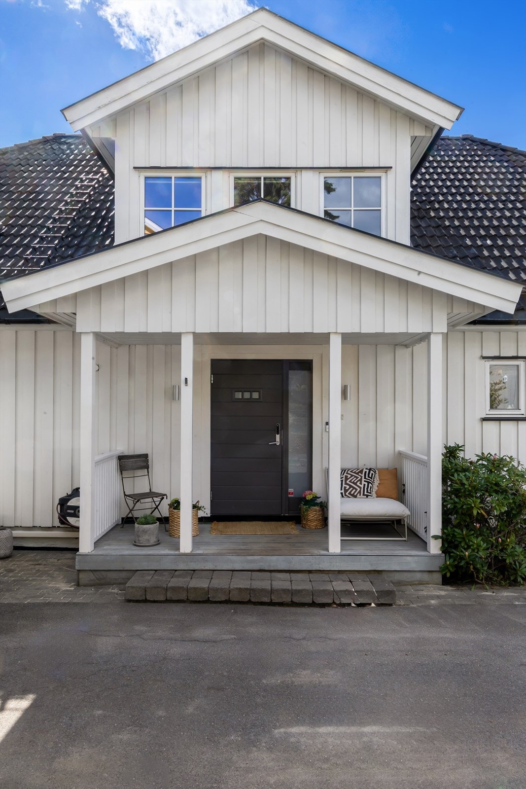 På forsiden av huset er det en asfaltert gårdsplass perfekt for sykkel/sparkesykkel, ballspill og paradis Galleribilde