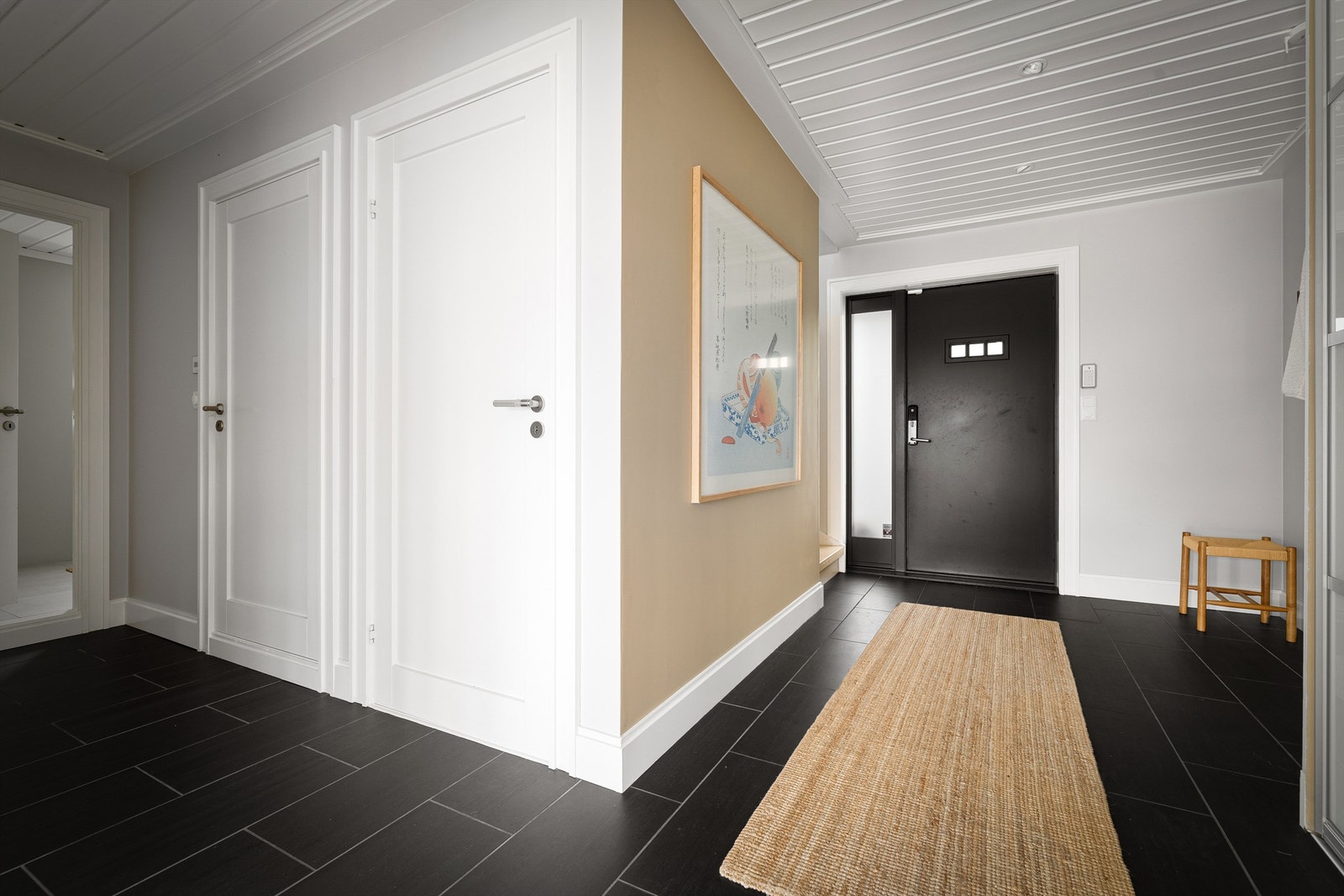 Flislagte gulvflater med vannbåren varme, malte veggflater og LED downlights i himling Galleribilde