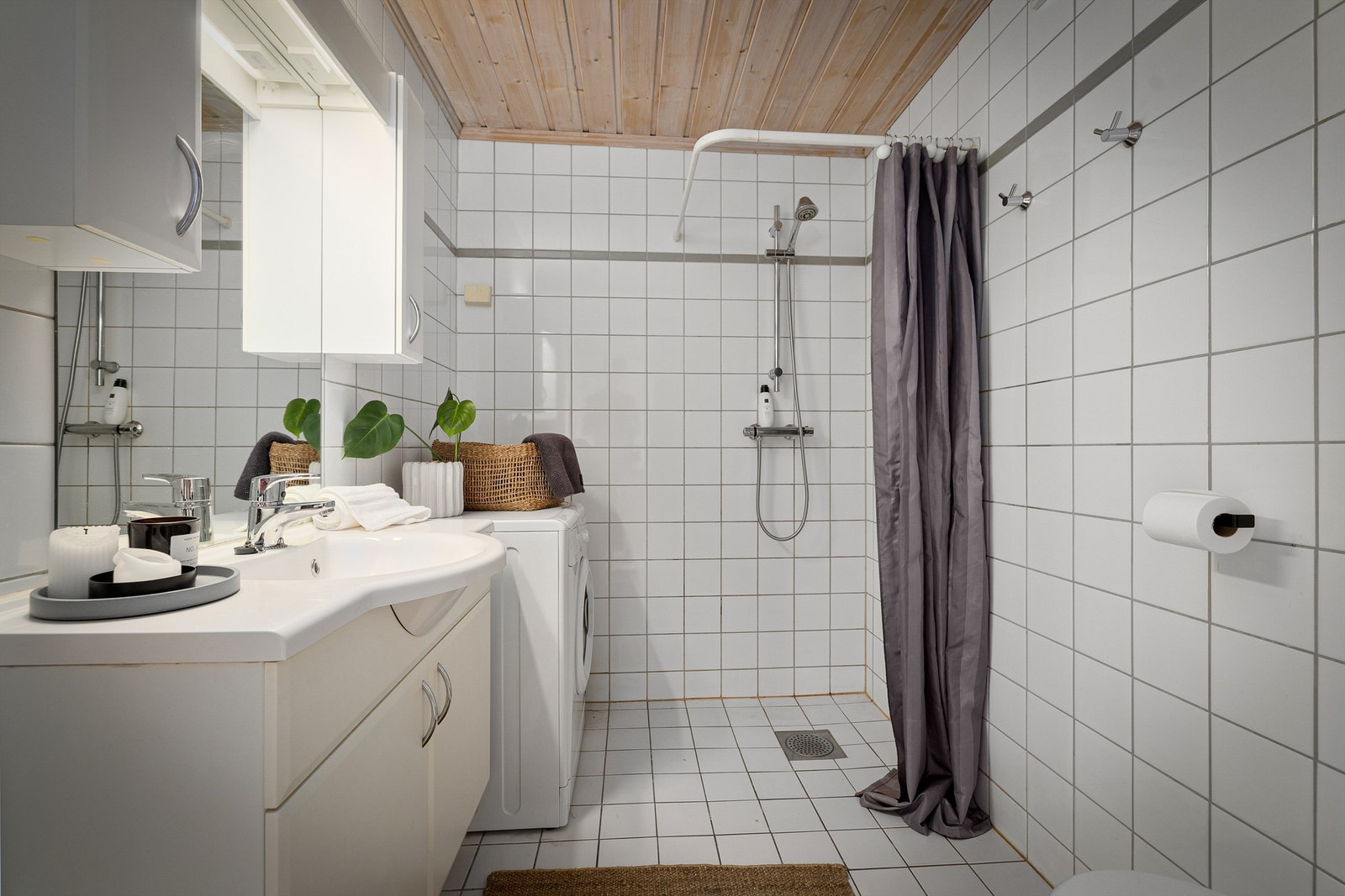 Baderom med opplegg for vaskemaskin Galleribilde