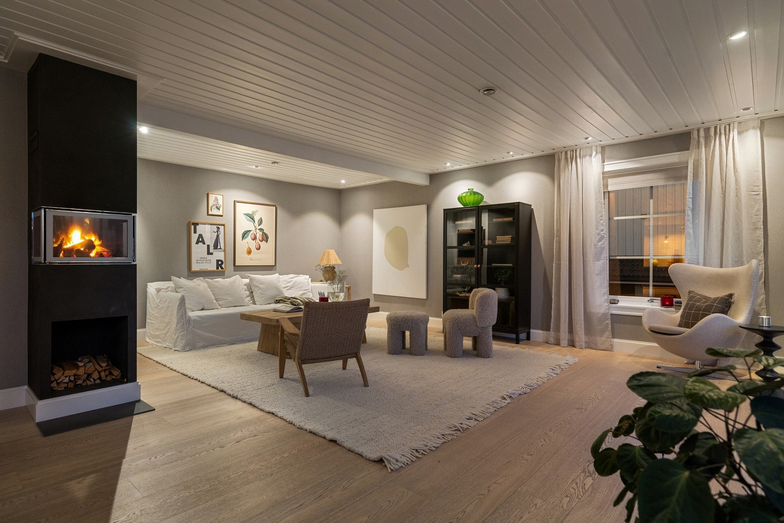 Det er montert LED downlights med dimming i himling som kan stilles etter ønsket stemning Galleribilde