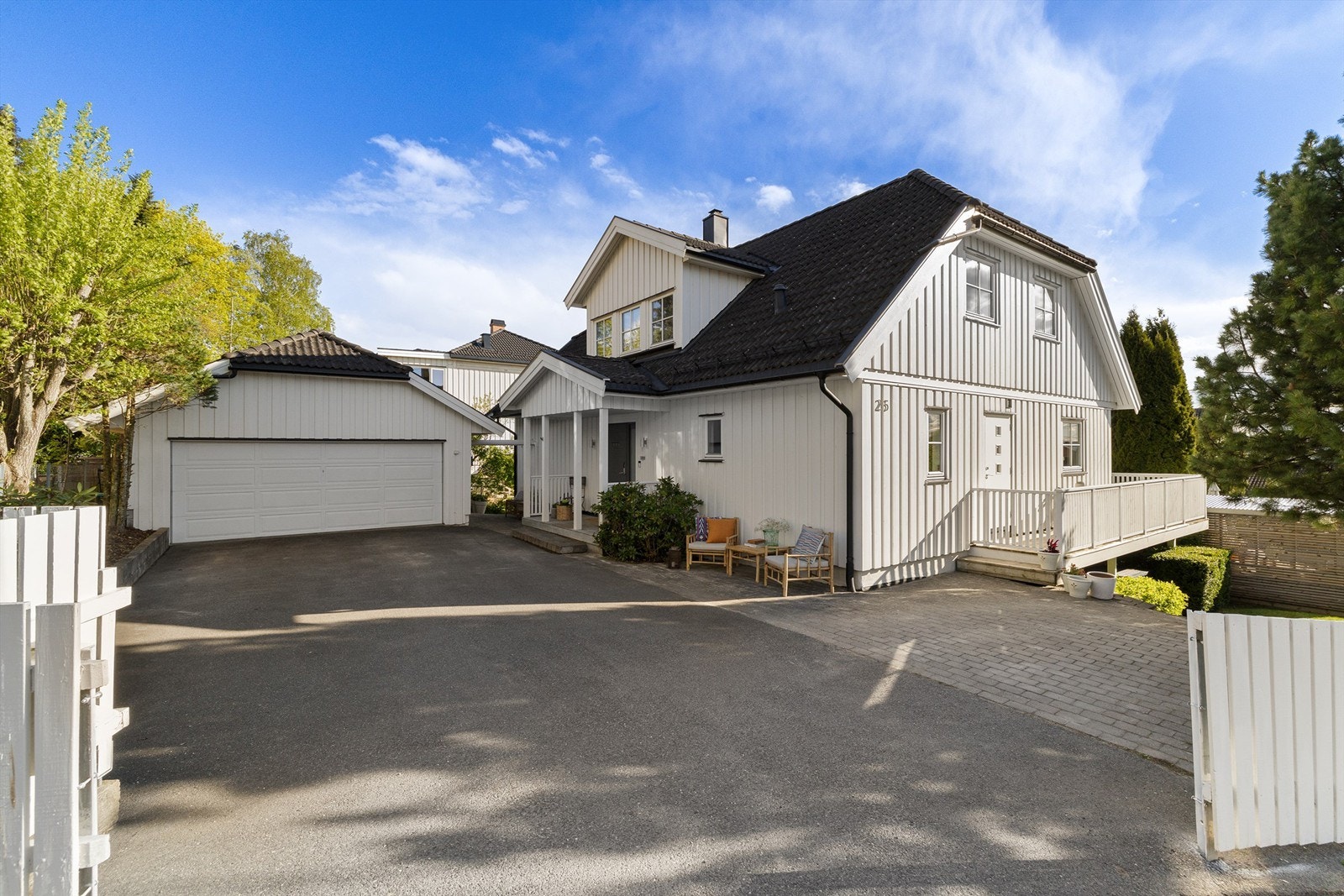 Stor og flott enebolig med tomt på 1151 kvm, to utleieenheter og garasje på 30 kvm Galleribilde