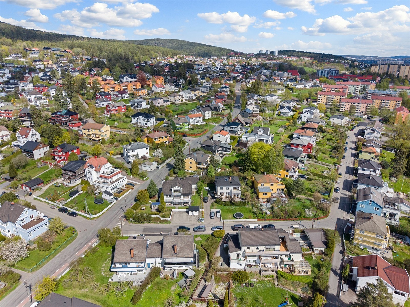 Her bor man barnevennlig og lettvint til i et rolig, etablert småhusområde med hyggelig naboskap! Galleribilde