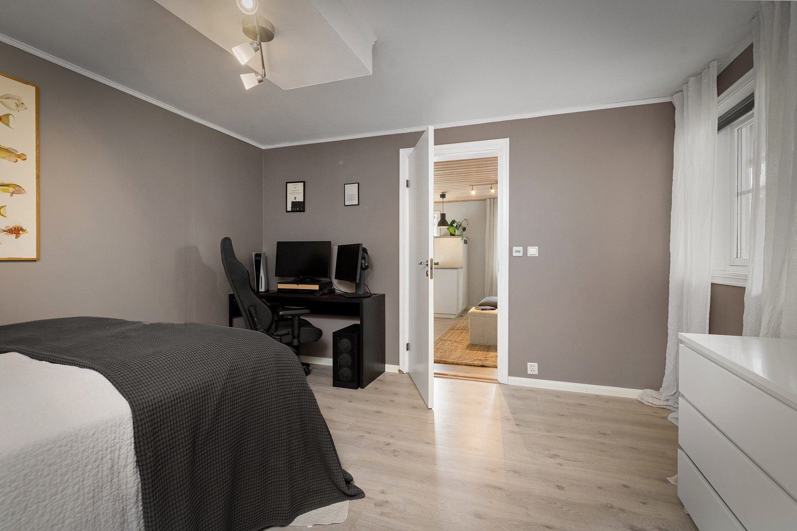 God plass til både dobbeltseng, garderobe og kontor Galleribilde