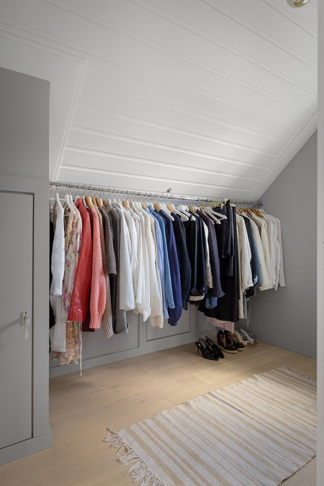 Direkte adkomst til et walk-in-closet med svært god garderobeplass Galleribilde