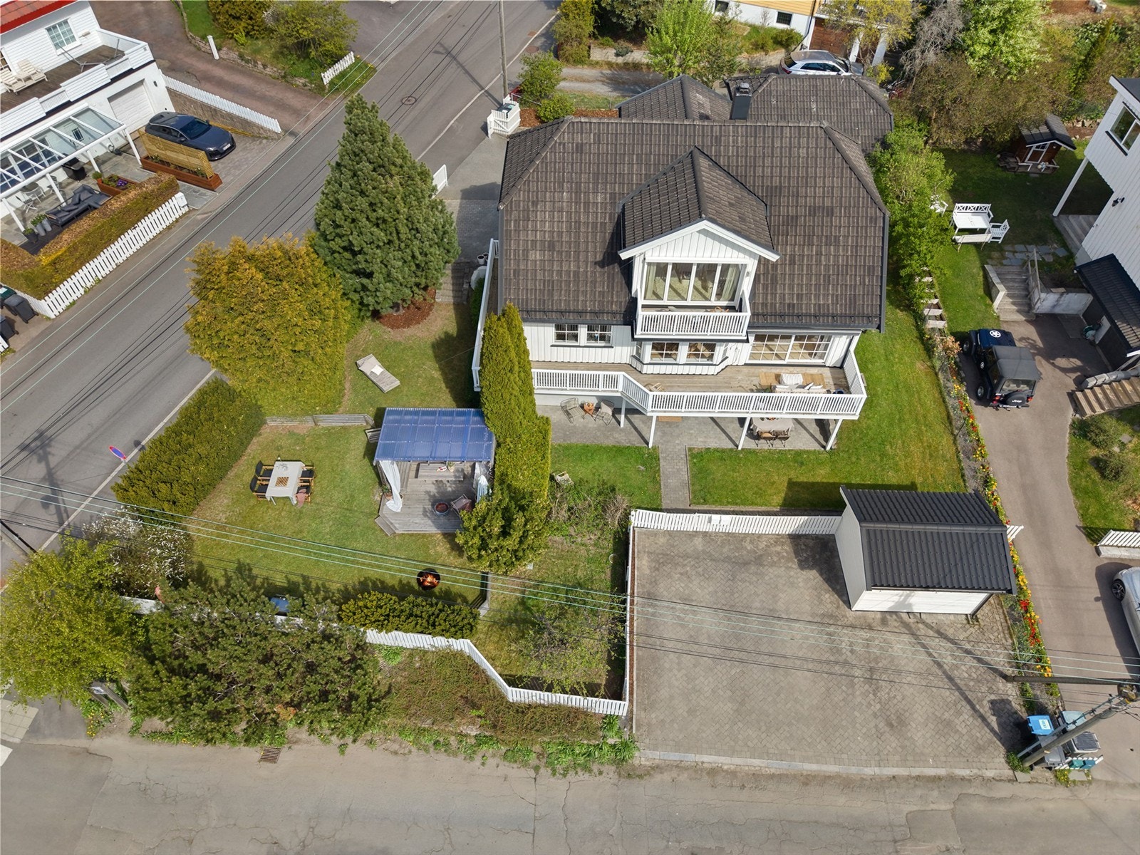 Boligen kan skilte med to herlige uteplasser og en tilhørende tomt på 1 151 kvm med blant annet en lun og skjermet terrasse med pergola Galleribilde