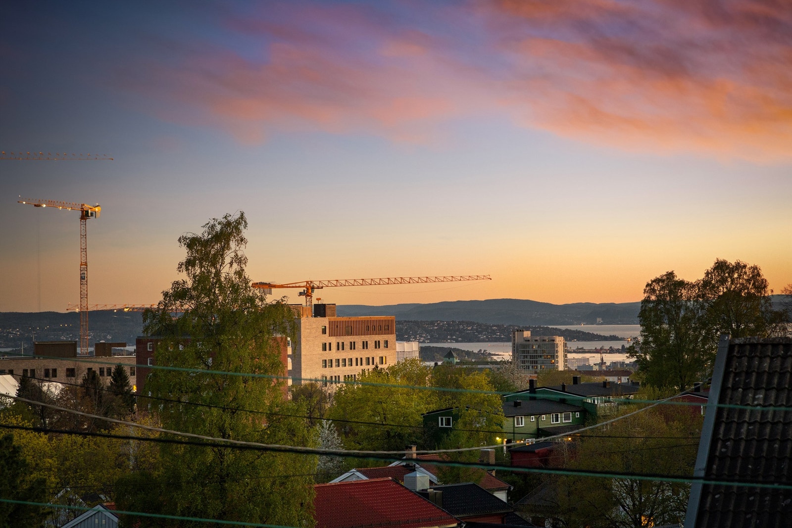På på klarværsdager ser du helt ned til fjorden Galleribilde