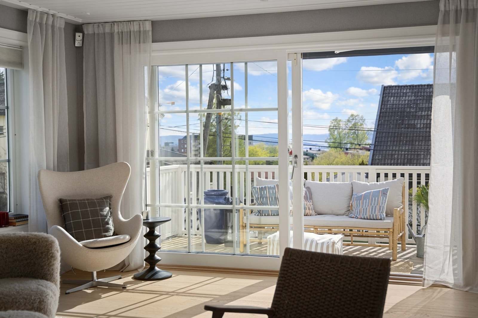 Fra stuen fører stor skyvedør ut til en stor terrasse som fungerer som en utvidelse av rommet i sommerhalvåret Galleribilde