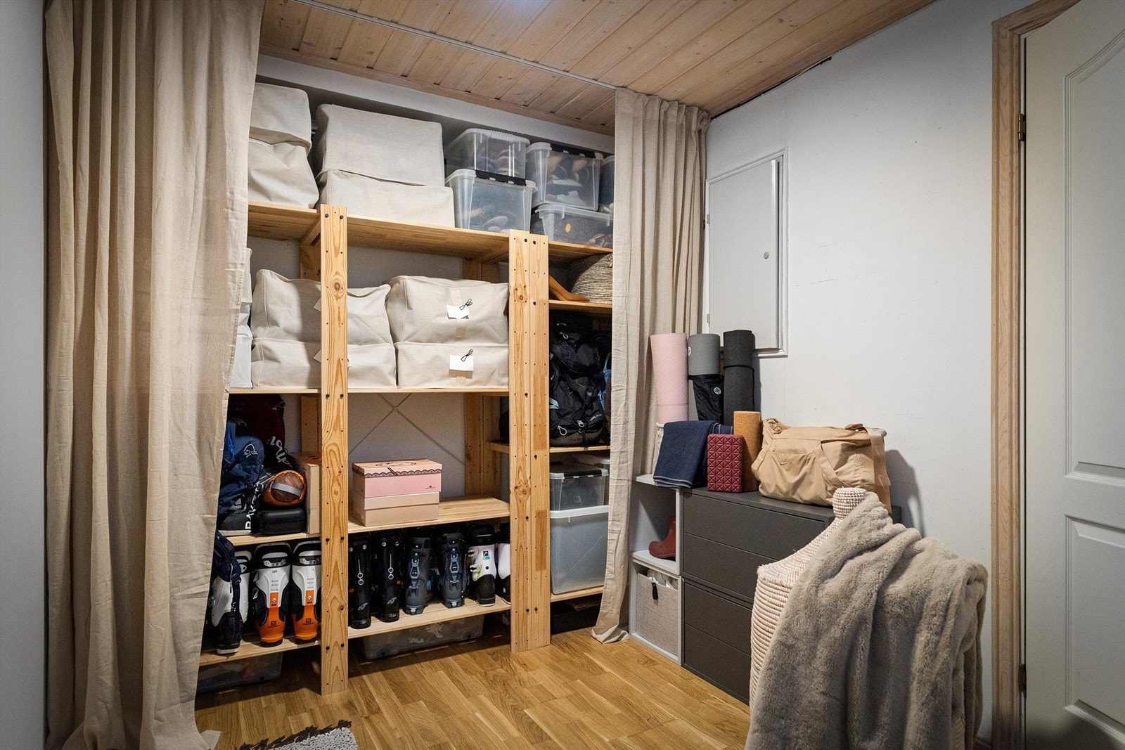 Fra boden i underetasjen er det adkomst til boligens tekniske rom hvor varmtvannstanker og sikringsskap er plassert Galleribilde