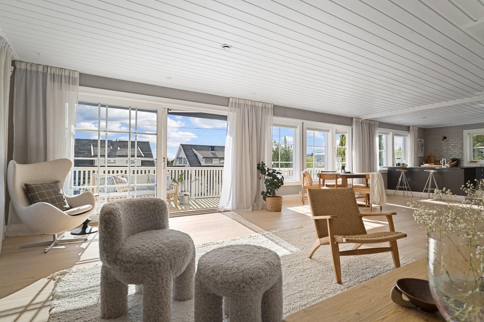 I stil med tapeten er det lagt en lekker parkett i eik fra Flotte Gulv Galleribilde