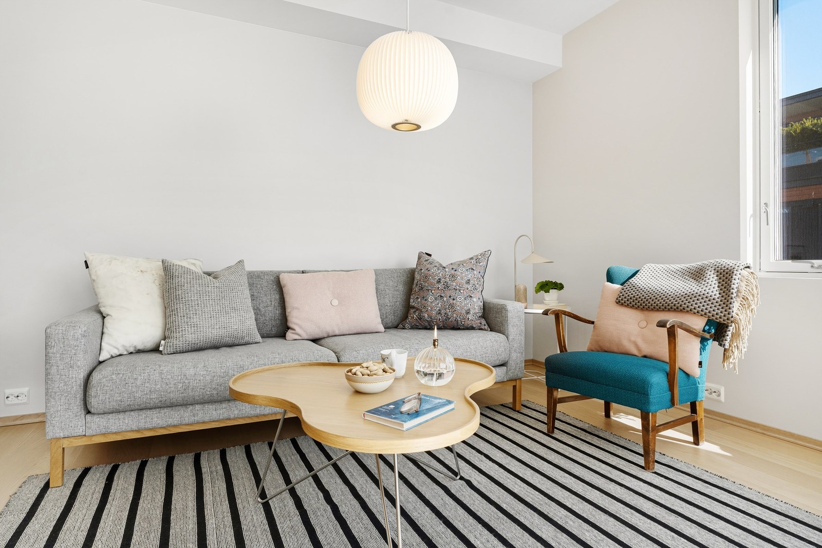 Det er plass til sofagruppe og tilhørende møblement. Nåværende eier har også hatt opplegg til TV bak stolen. Galleribilde