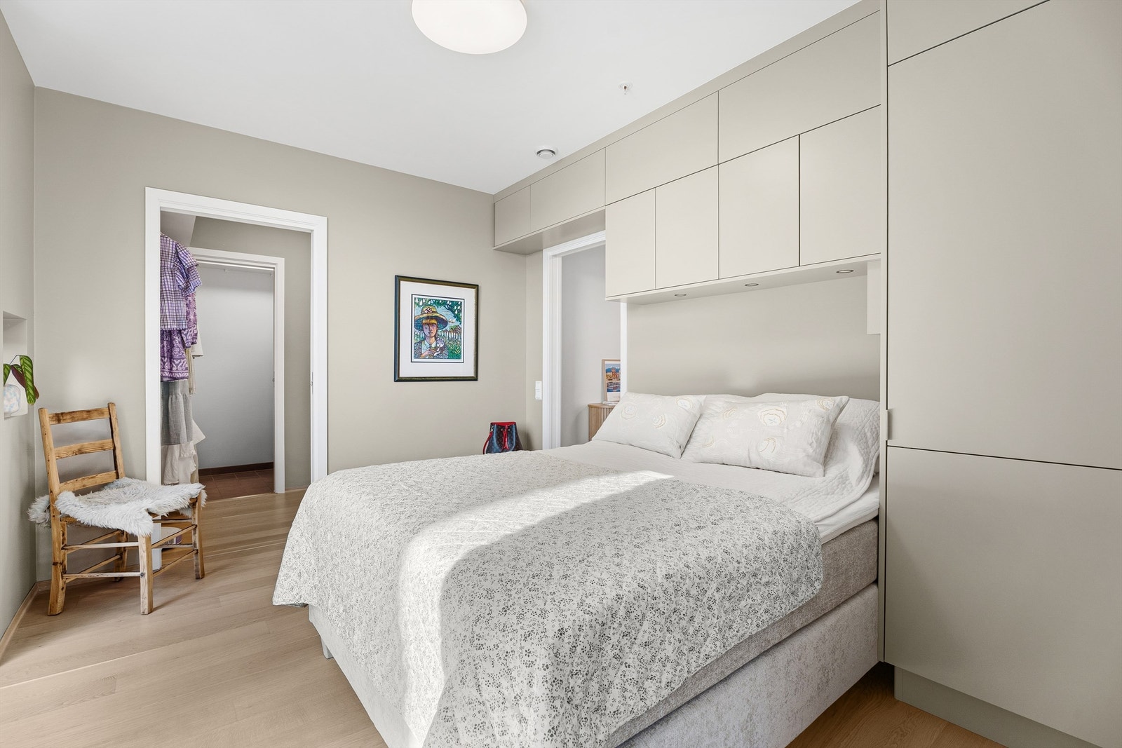 Fra soverommet er det inngang til walk-in garderobe og separat vaskerom. Galleribilde
