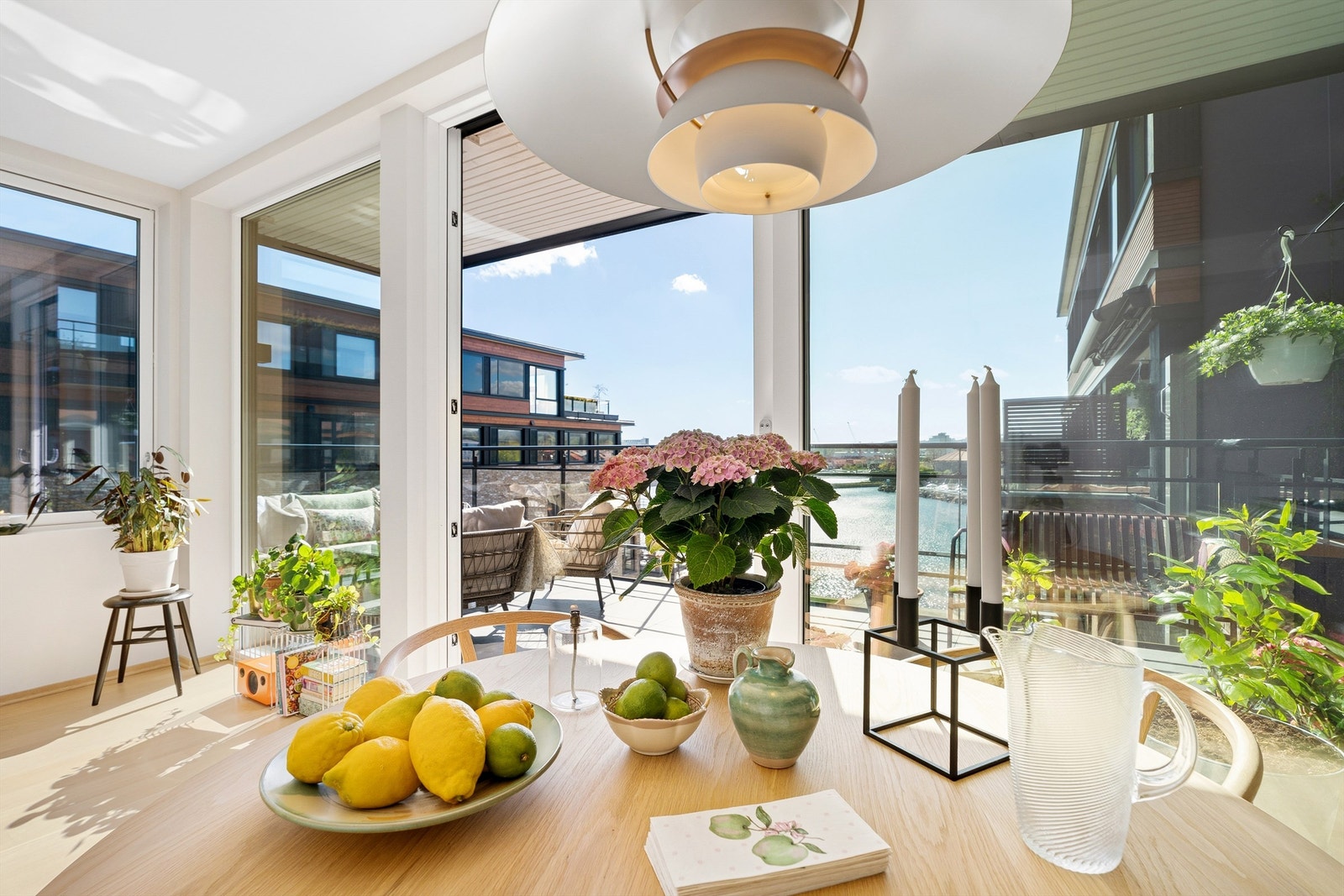 Her kan du invitere familie og venner på hyggelige middager og nyte en lekker utsikt. Galleribilde