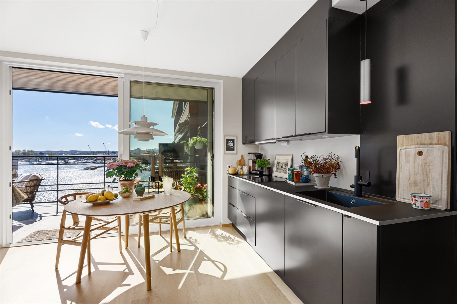 Kjøkkenet er utnyttet med mye skap- og oppbevaringsplass, og er fra den lokale leverandøren Strai. Galleribilde