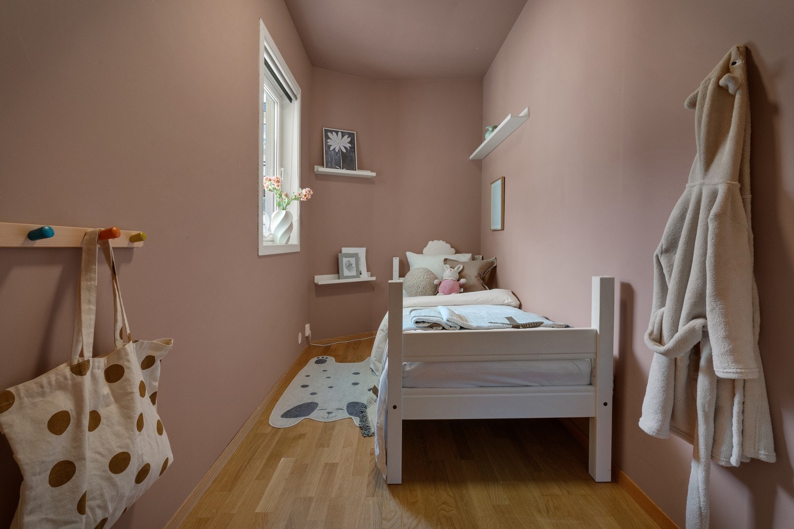Disponibelt rom/kontor i 1. etg er i dag innredet og brukt som soverom. Galleribilde