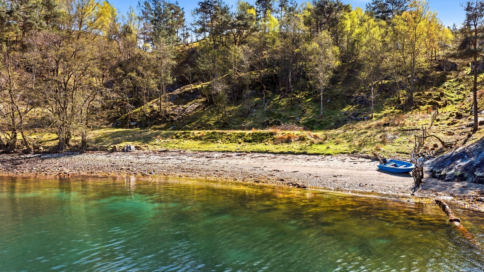 - Badestranden på Hattvikneset - ro over fra naustet eller kjør rundt - Galleribilde