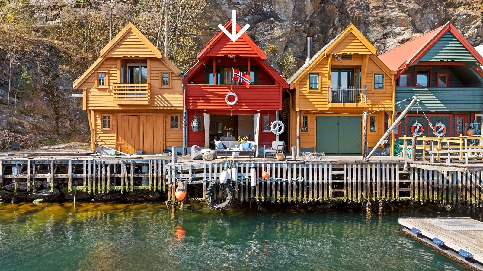 - Velkommen til dette naustet i idylliske omgivelser i Hatvik. Foto: Ole S - Galleribilde